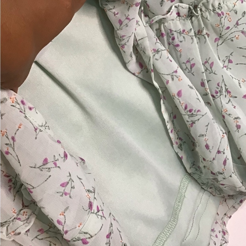 Green Ruffled Floral Romper with Puff Sleeves Women’s Size Medium, V-Neck - Picture 7 of 12